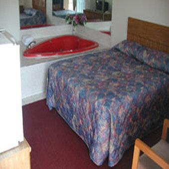 Niagara Inn Downtown Room photo